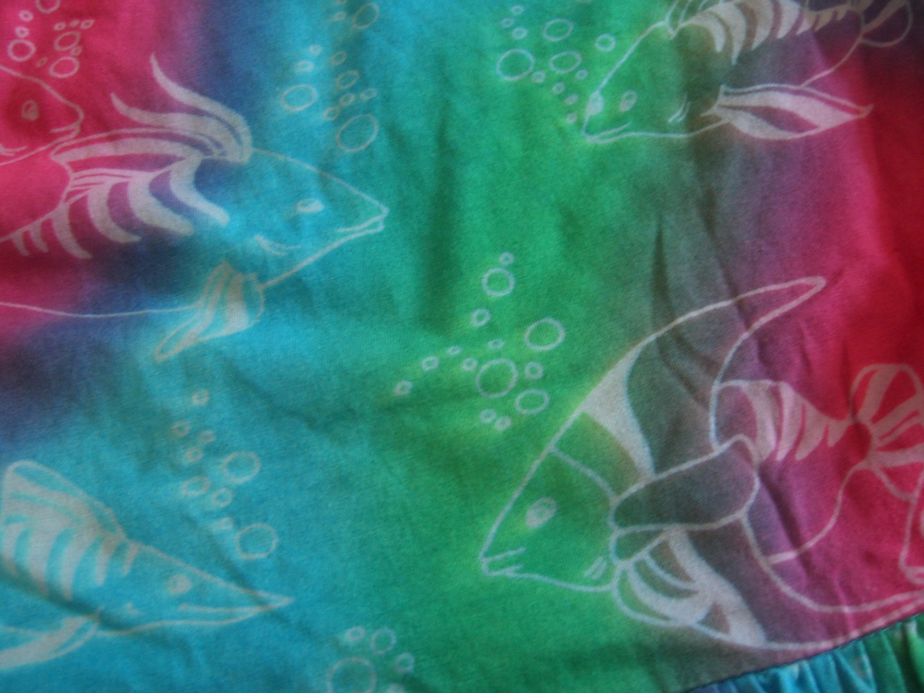 Süßes Sommerkleid in Regengobenfarben