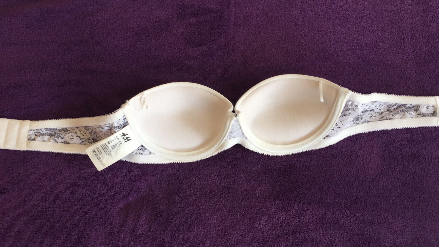 weißer trägerloser push-up BH 
