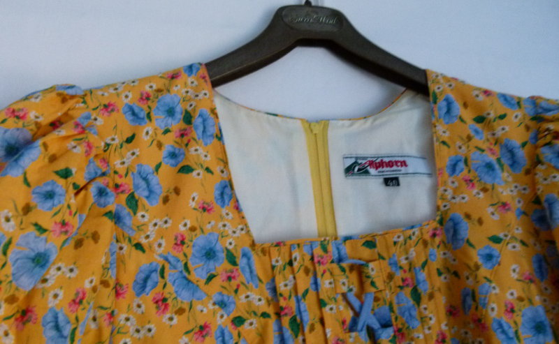Sommer Trachten Kleid, honiggelb mit Blumenmuster, Schnürung, Folklore Landhaus Mori Retro Vintage Floral Blümchen Cottagecore