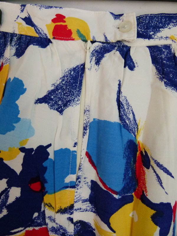 Knielanger Rock in weiß mit blau rot gelben Blumenmuster, Boho Sommer Mori Retro Vintage Floral Landleben