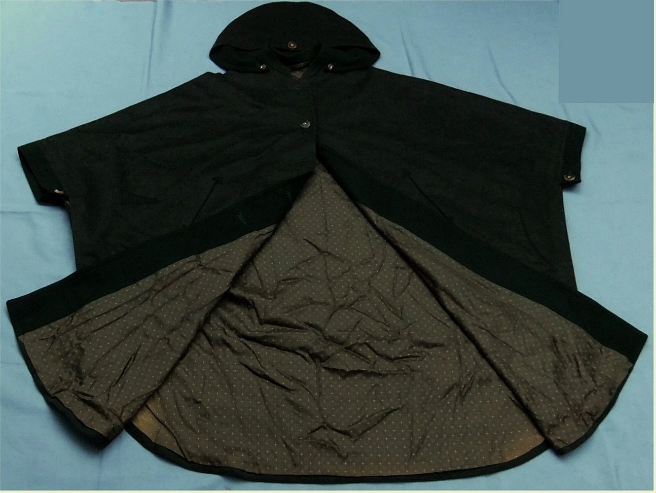Cape / Poncho mit Kapuze - tannengrün - Gr. One Size - Mantel Jacke Tracht aus reiner Schurwolle