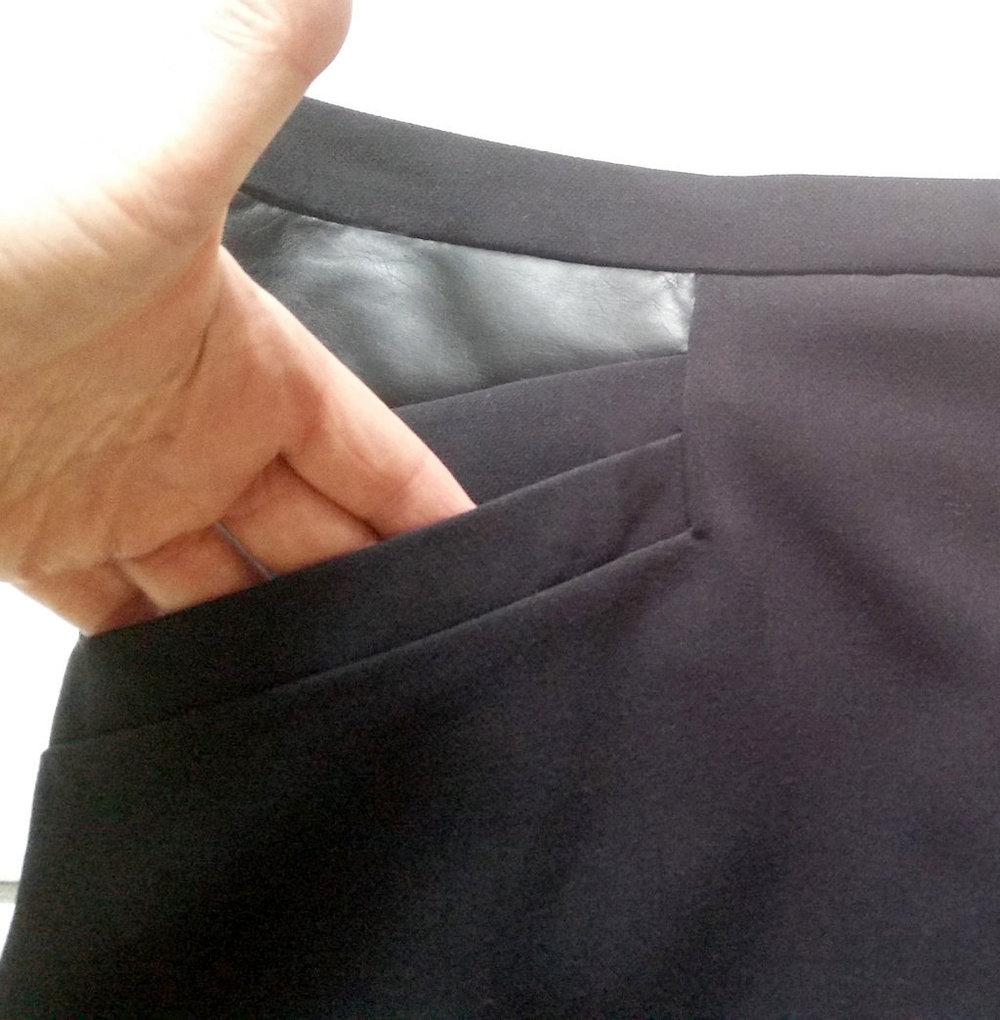Minirock von VERO MODA mit Kunstleder Applikationen, beides schwarz, gefuttert, Gr. 34