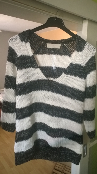 weiß grau gestreifter Strick-Pulli