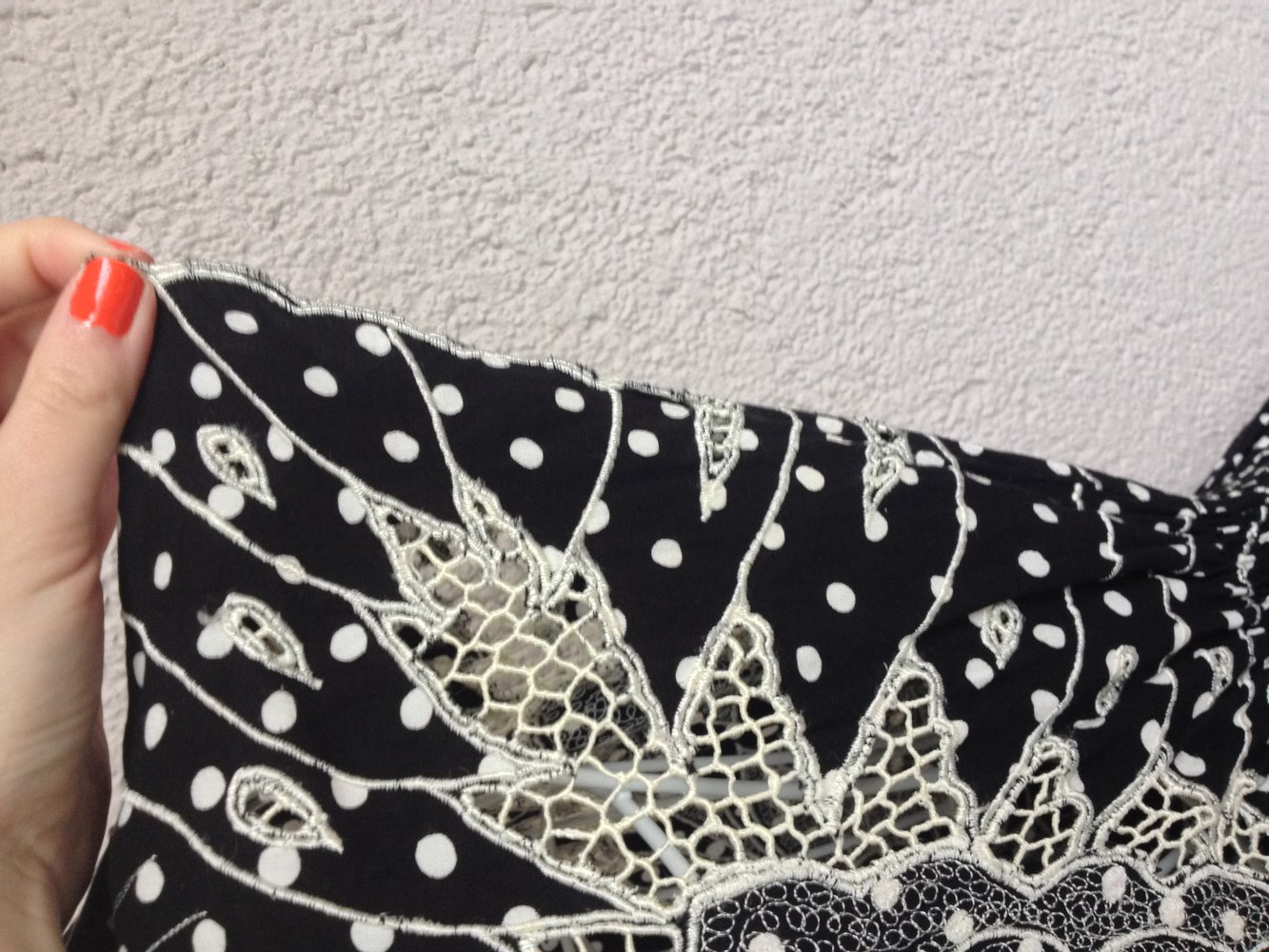 Sehr schönes Kleid mit Pünktchen, Schmetterlingsmuster und Cut Outs von der Sugarhill Boutique