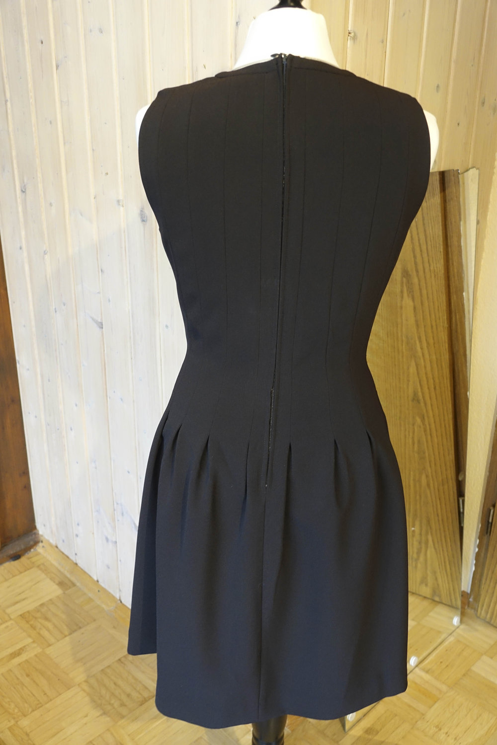 Schwarzes Kleid mit Faltenwurf NEU mit Etikett