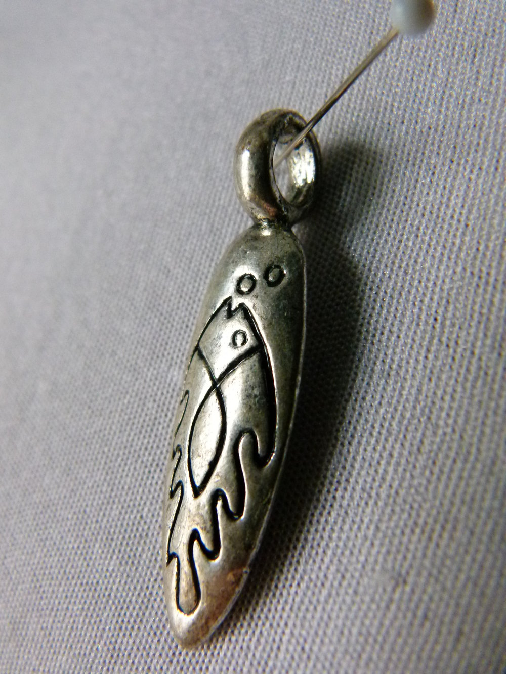 Fisch Anhänger, silberfarbenes Metall mit schwarzem Motiv, Modeschmuck, Mori Hippie Festival Folklore Boho Goa Ethno