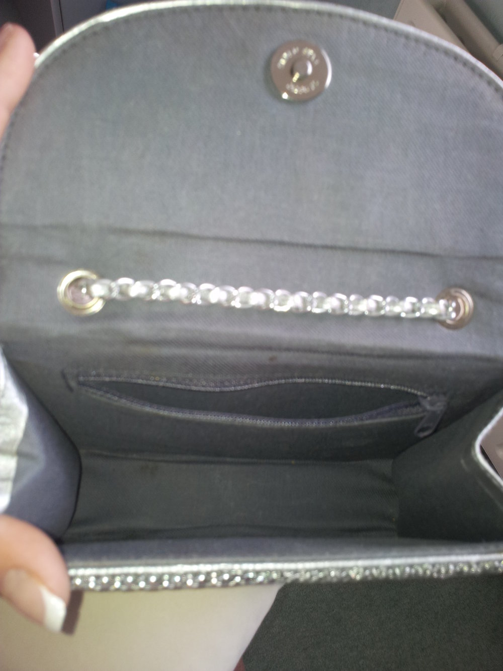 Kleine silberfarbene Tasche Clutch Kettenhenkel