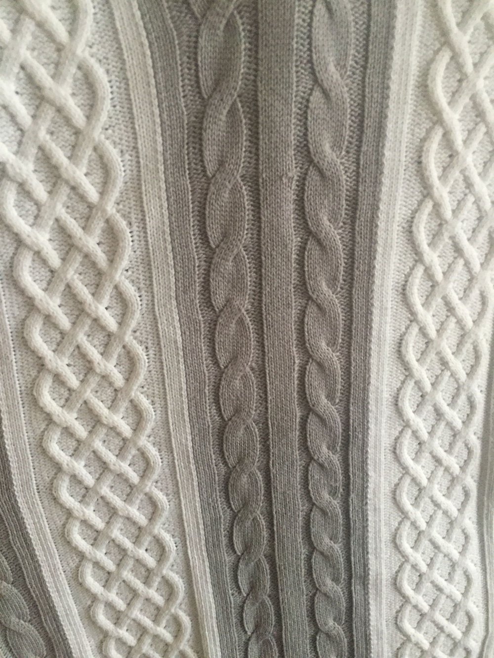 Grau-weißer Strickpullover
