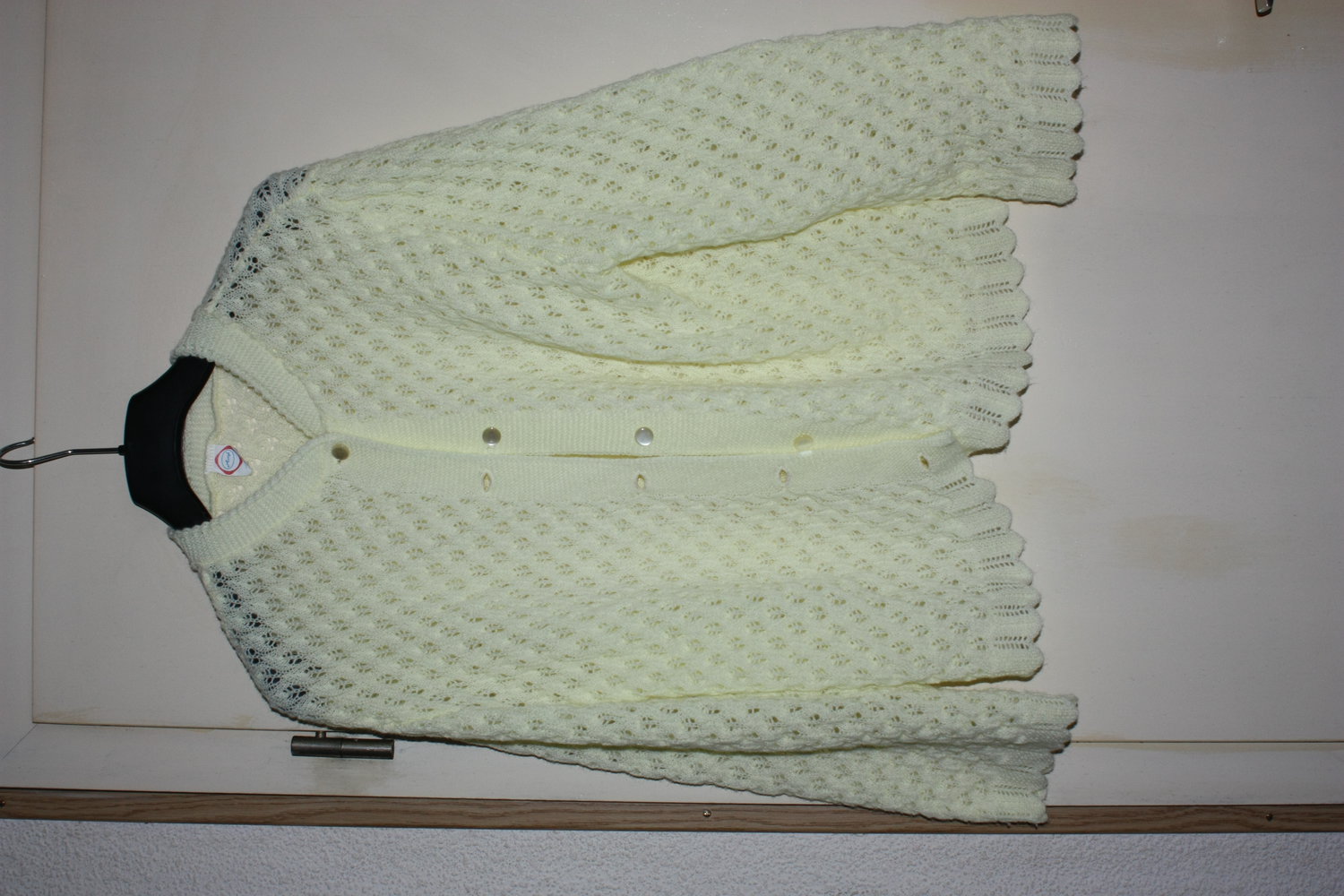 Lochmuster Strickjacke, Cardigan, mit leichten Trompetenärmeln, Zitronengelb, Gr. M