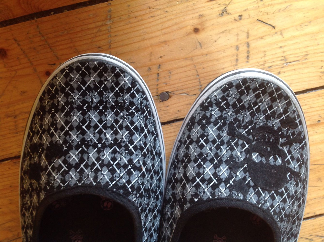 Karo Draven Slipper mit Totenkopf und Herzen