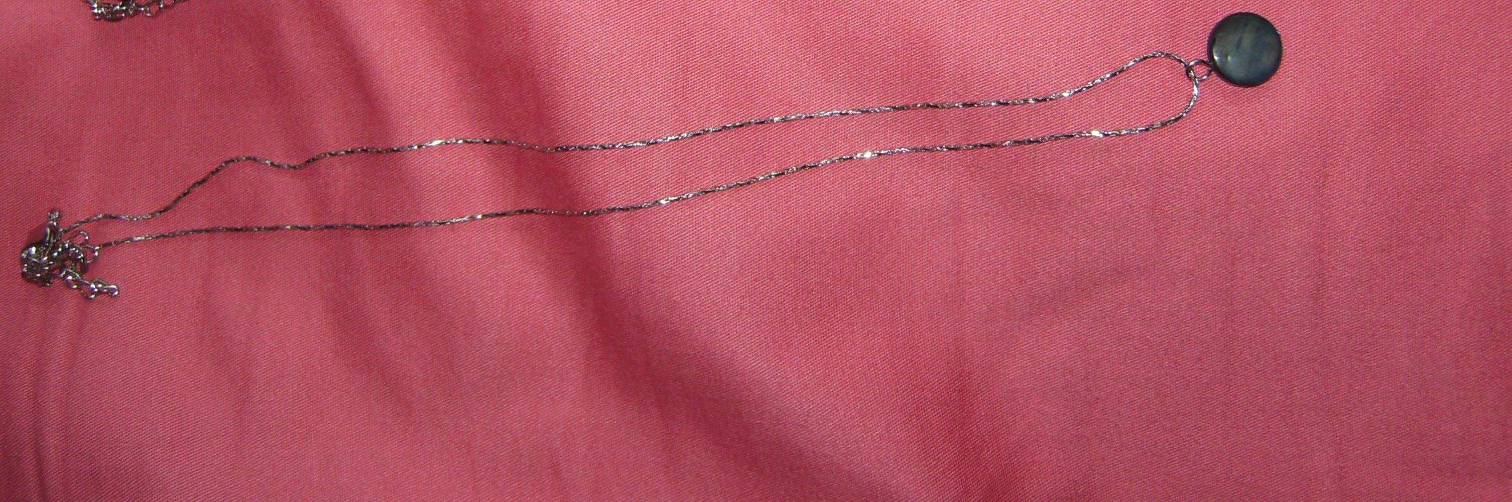Kette Neu! Ungetragen Modeschmuck silberfarben mit kleinem Anhänger grau-anthrazit, Kette mit Anhänger