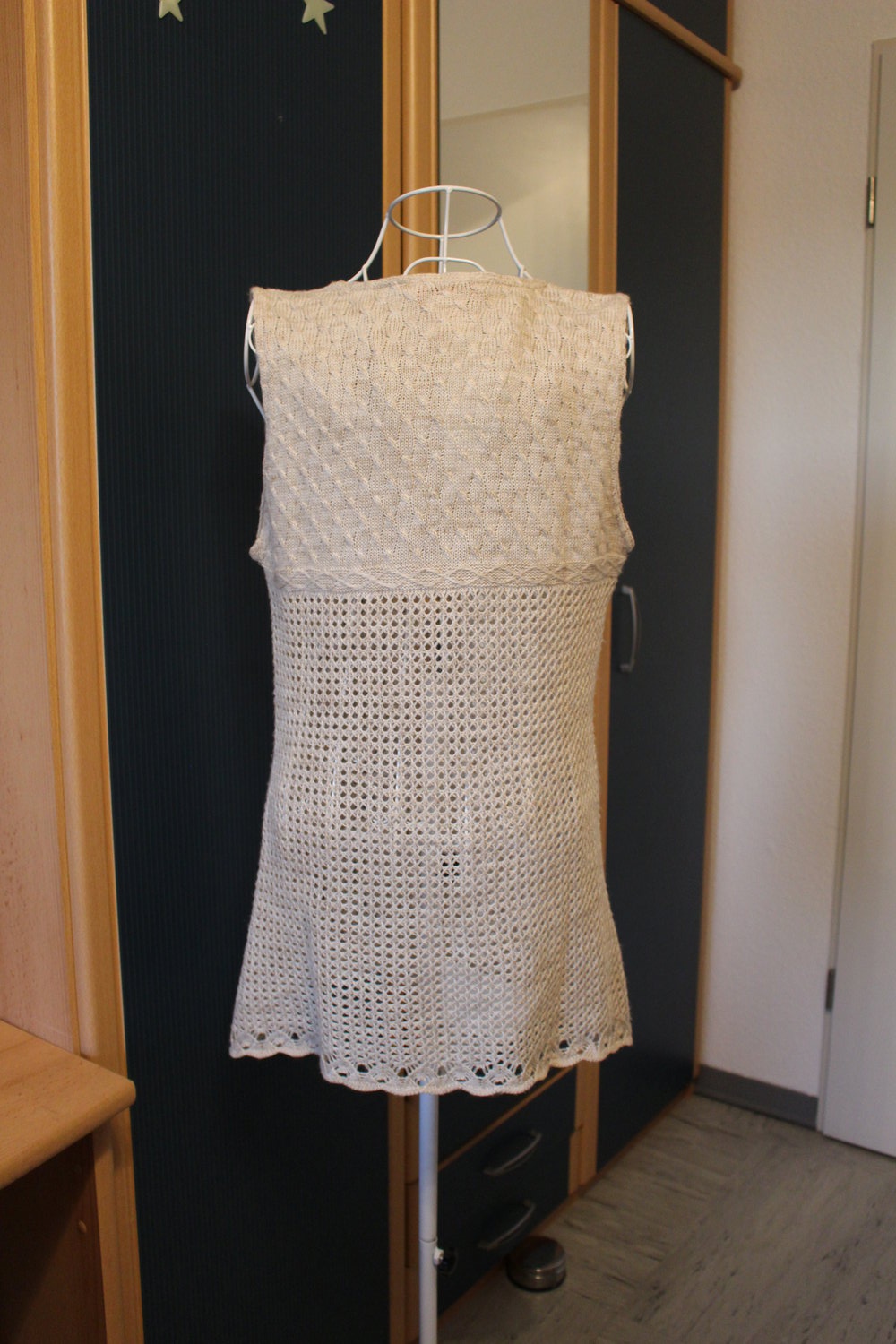 354. Neue lange Strickweste von Damart/Frankreich, Gr. 38, beige