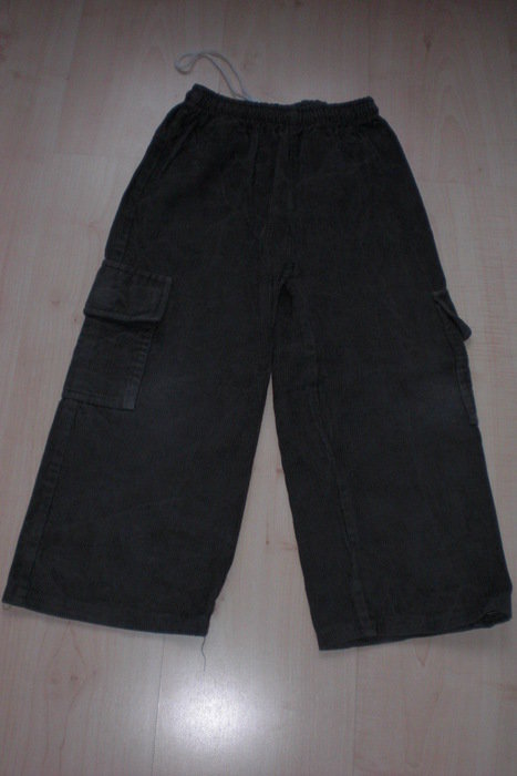 Hose Kordhose Gr. 122 Top Zustand in khaki