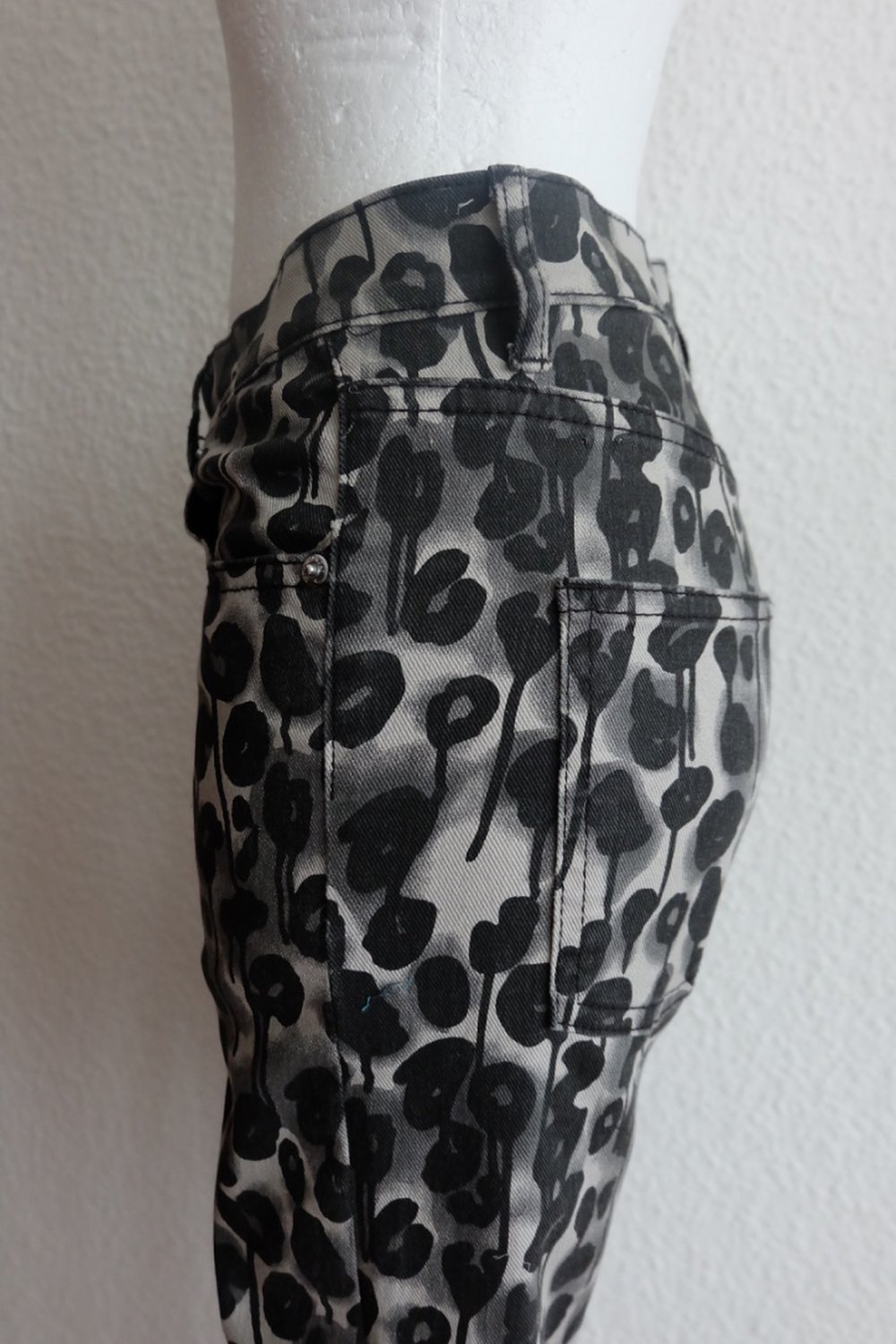 Cheap Monday, Second Skin Jeans, Slim fit Röhrenjeans, 5-Pocket-Style, Schwarz Graue Blumen Print 