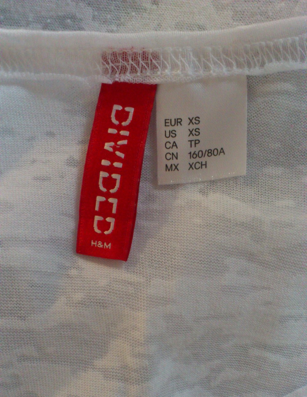 Weißes Top mit schwarzem Aufdruck YOUNG & WILD Größe 34 XS Pfeile Feder H&M DIVIDED geflamet T-Shirt 