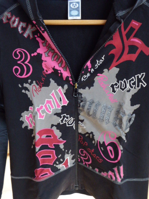 Schwarze Kapuzenjacke, Hoodie mit bunter Applikation