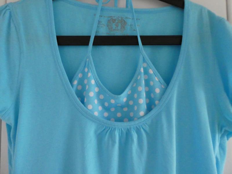 NEU – QS by s.Oliver – T-Shirt, hellblau mit weiß gepunktetem Innentop