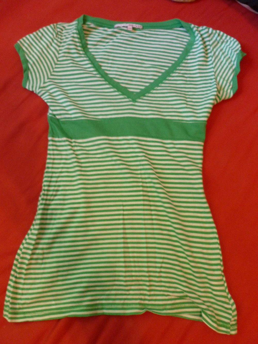 grün-weiß gestreiftes T-Shirt