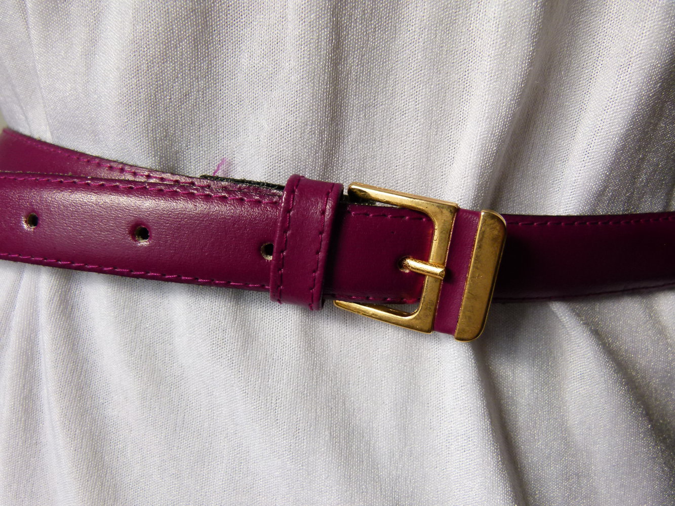 Schmaler Echtleder Gürtel, fuchsia pink mit goldener Schnalle, Retro Boho Vintage