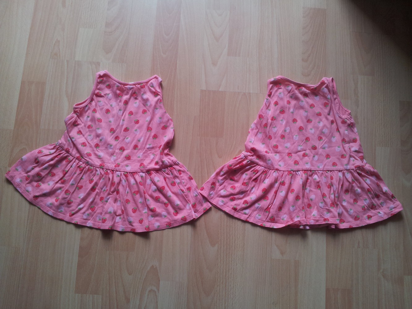 2x Kleider Erdbeeren H&M rosa rot pink Gr. 80 Zwillinge