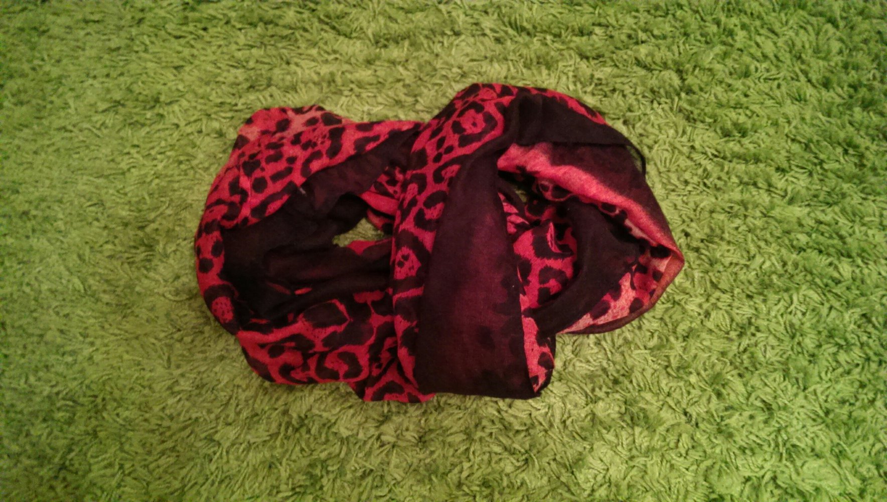 Rot-schwarz gefleckter Loop