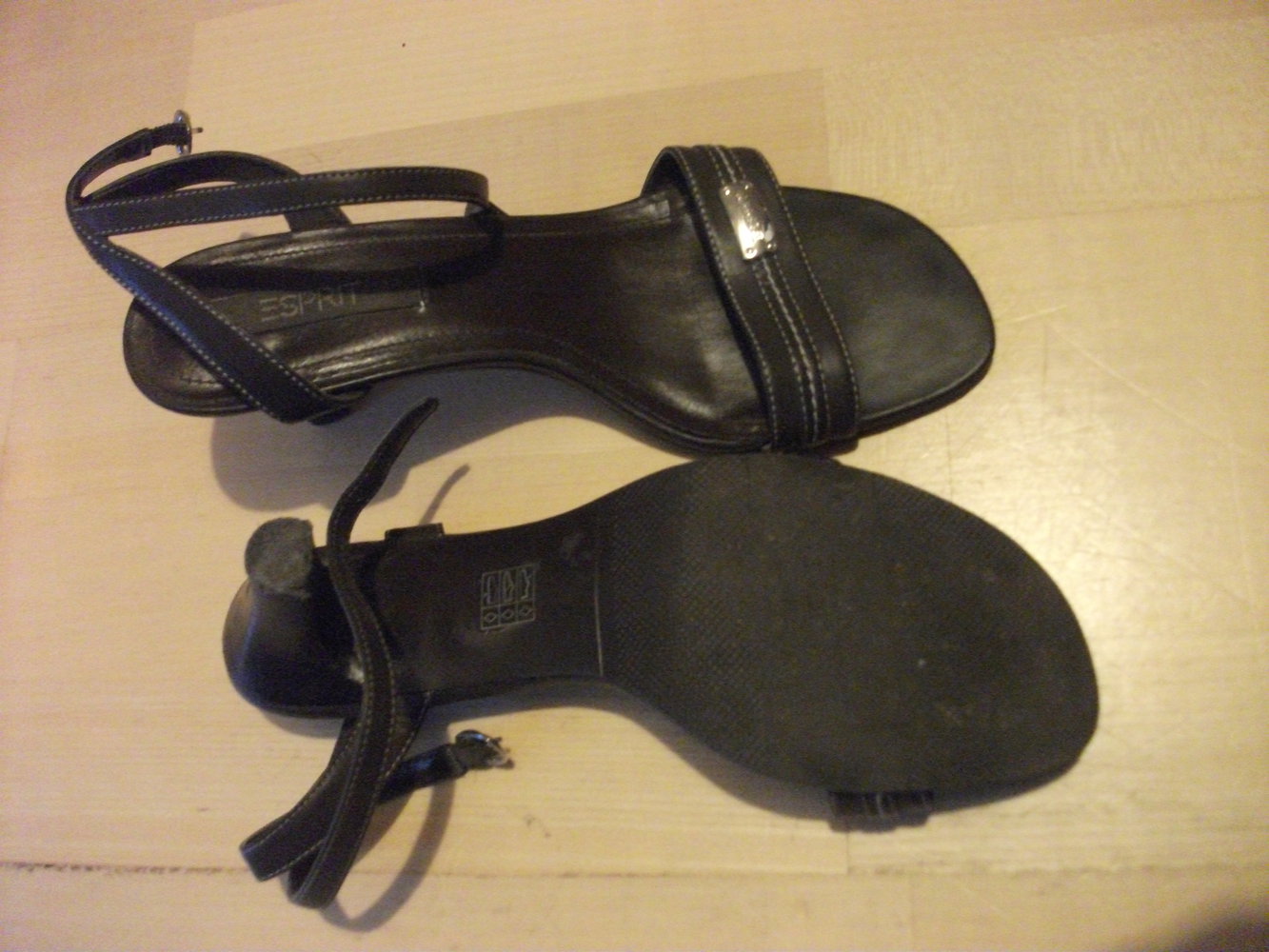 schlichte schwarze Esprit-Sandalen