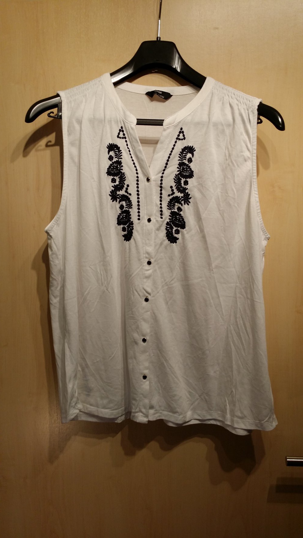 Ärmellose Damenbluse weiß mit dunkelblauer Stickerei XXL - gebraucht 
