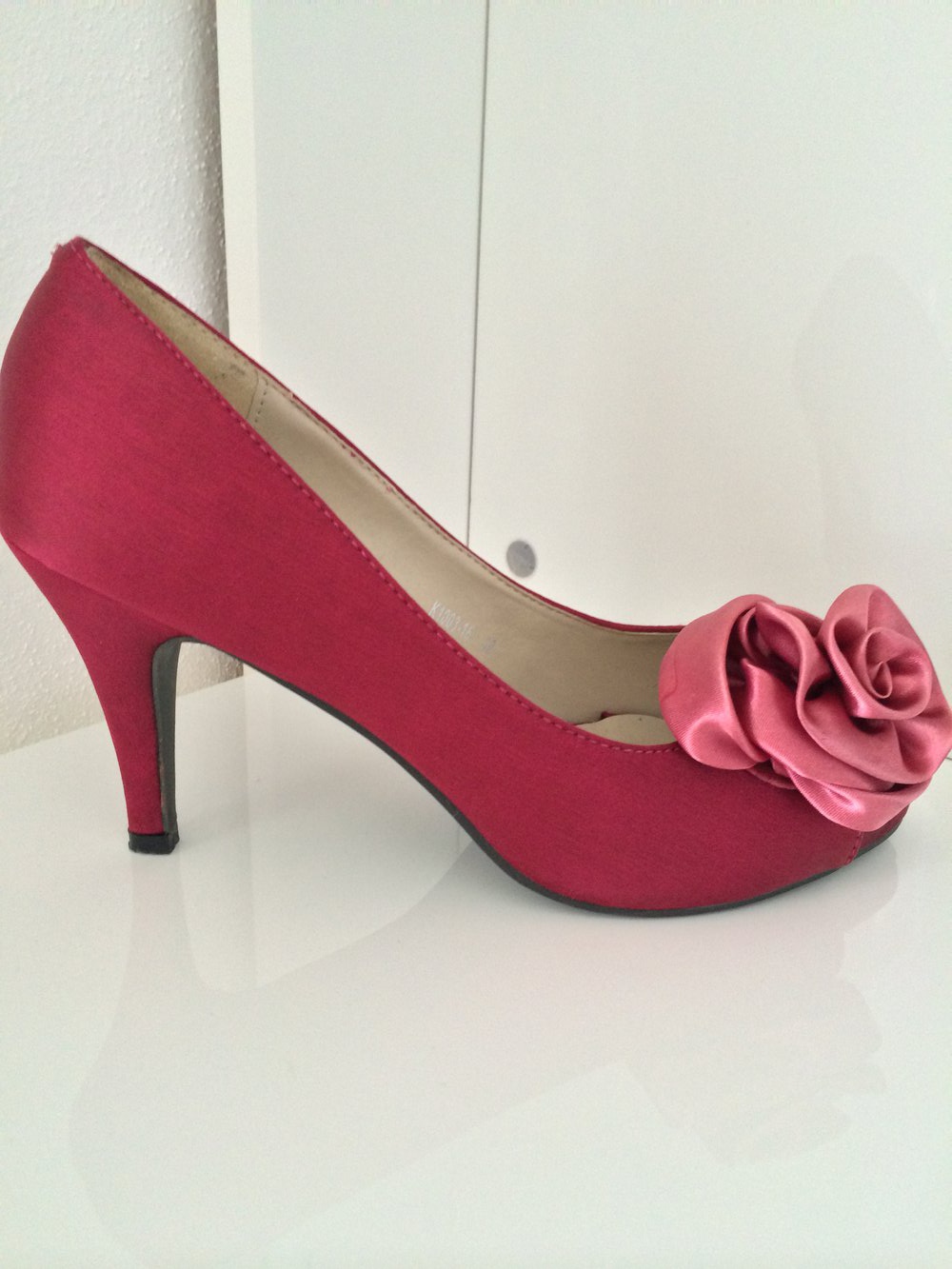 beerefarbene Satin-Peeptoes mit Zierblume