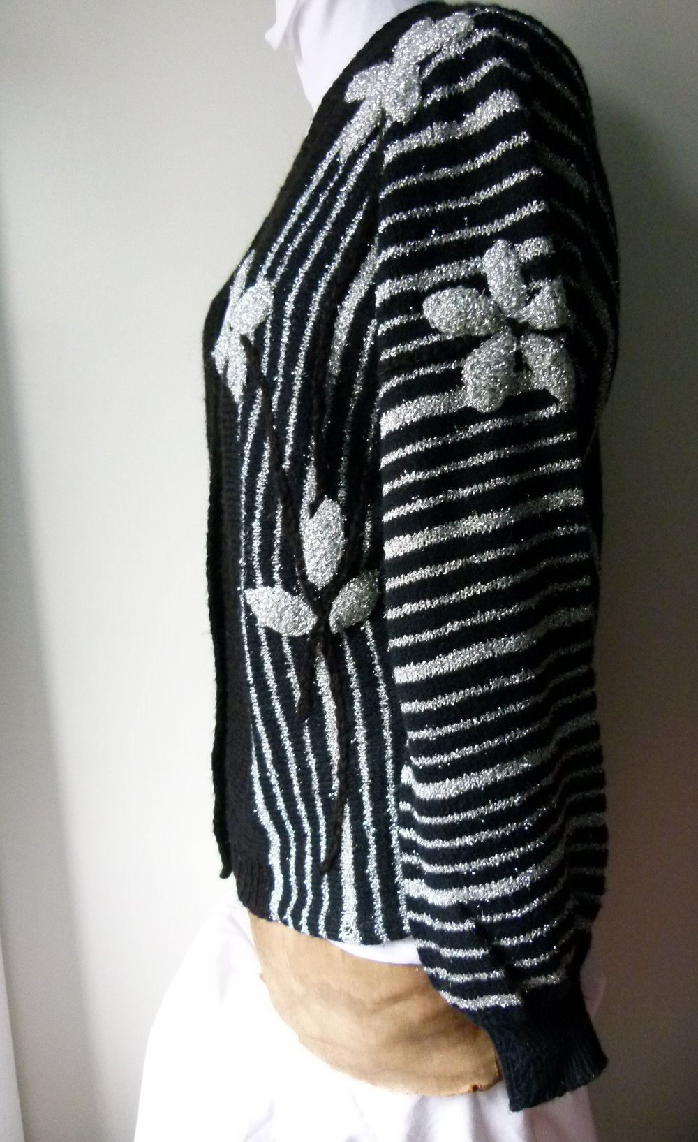 Strickjacke Cardigan, Handarbeit, schwarz silber mit Streifen und Blütenmuster, Unikat, Boho Mori Retro Vintage