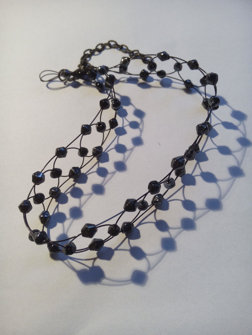 Halsband mit schwarzen Perlen