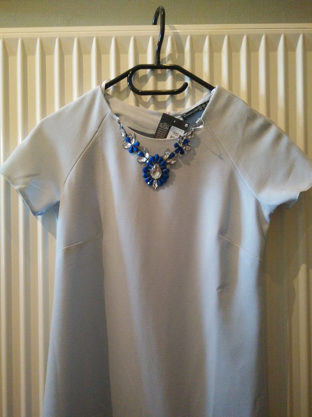 Hellblaues Kleid mit Kette von Primark