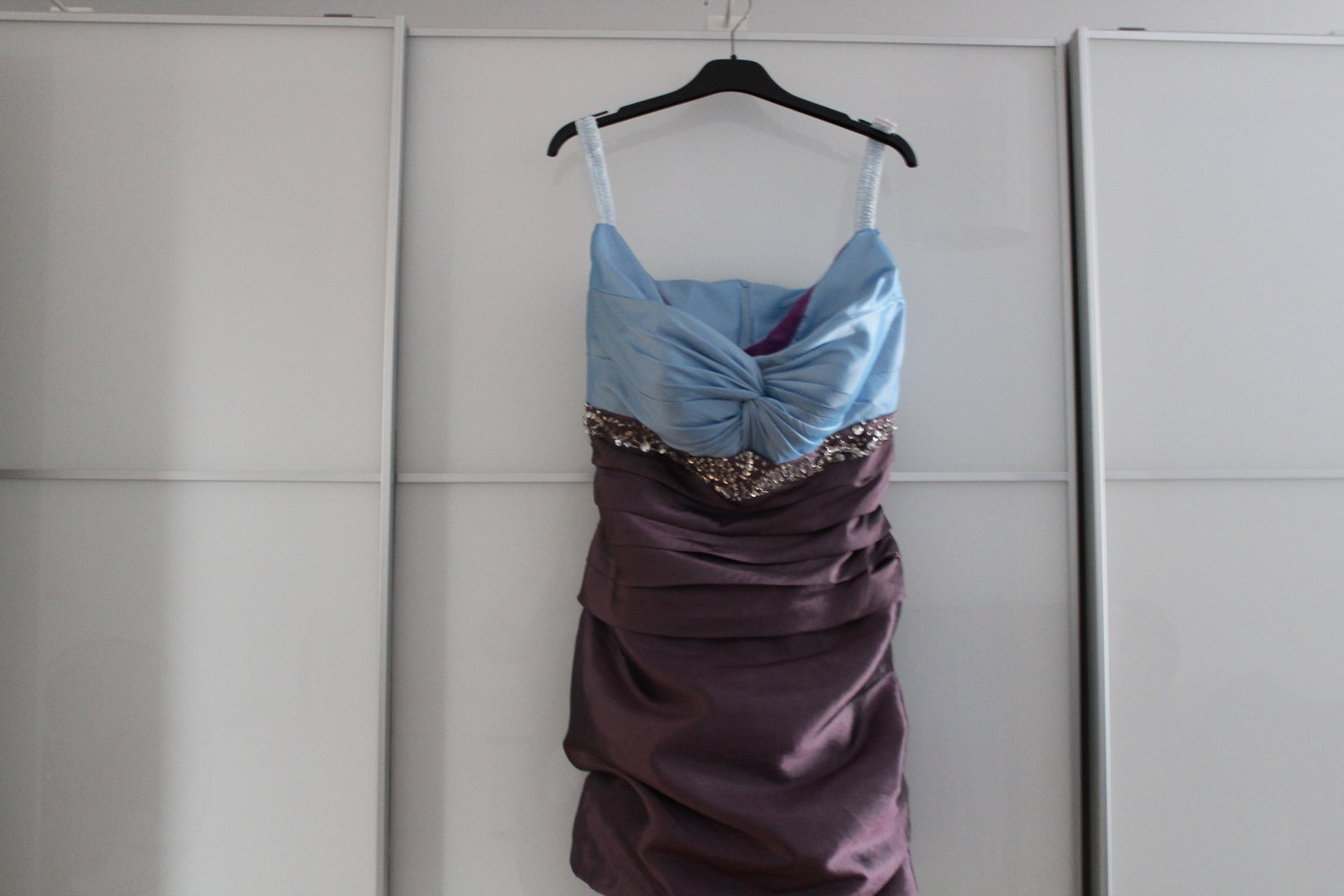 wunderschönes trägerloses Abendkleid