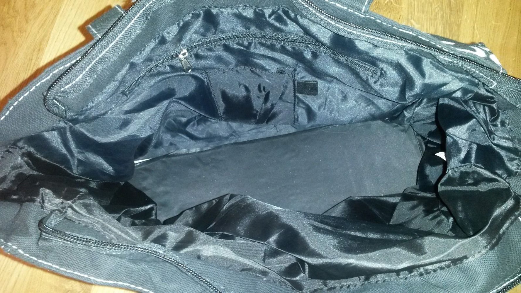 Schultertasche schwarz mit Aufschrift 