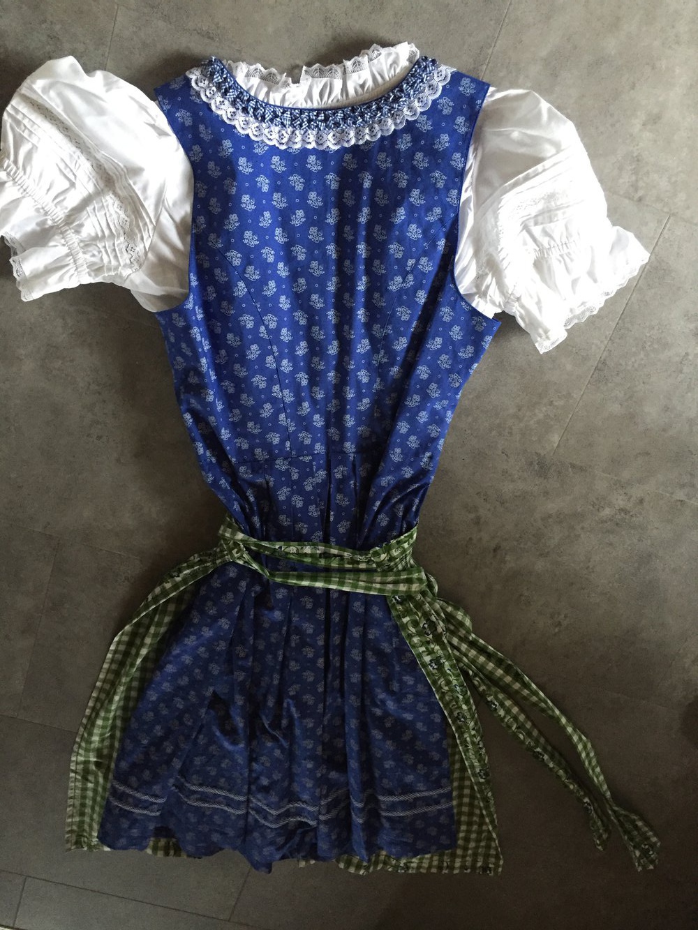 Dirndlkleid mit Bluse