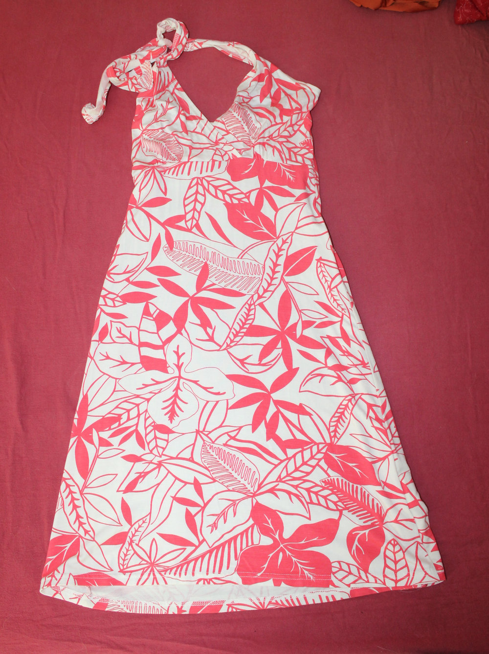 schickes, knalliges Sommerkleid / Neckholder in weiß und pink von C&A