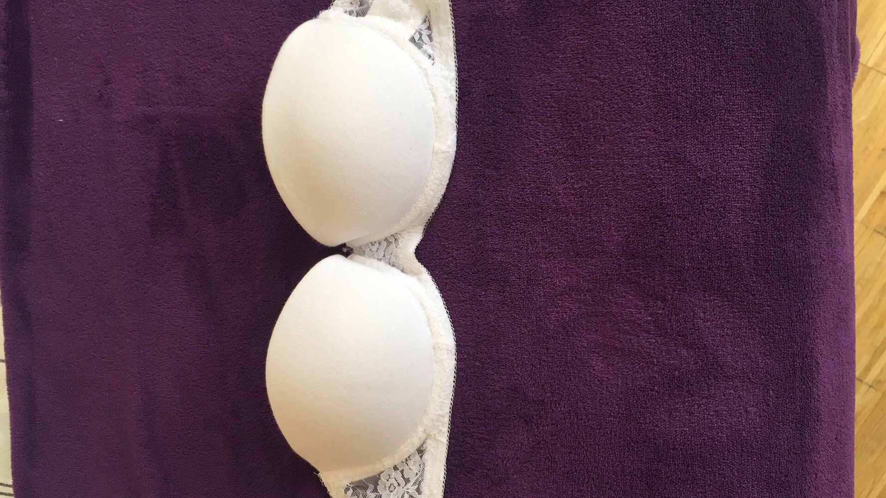 weißer trägerloser push-up BH 
