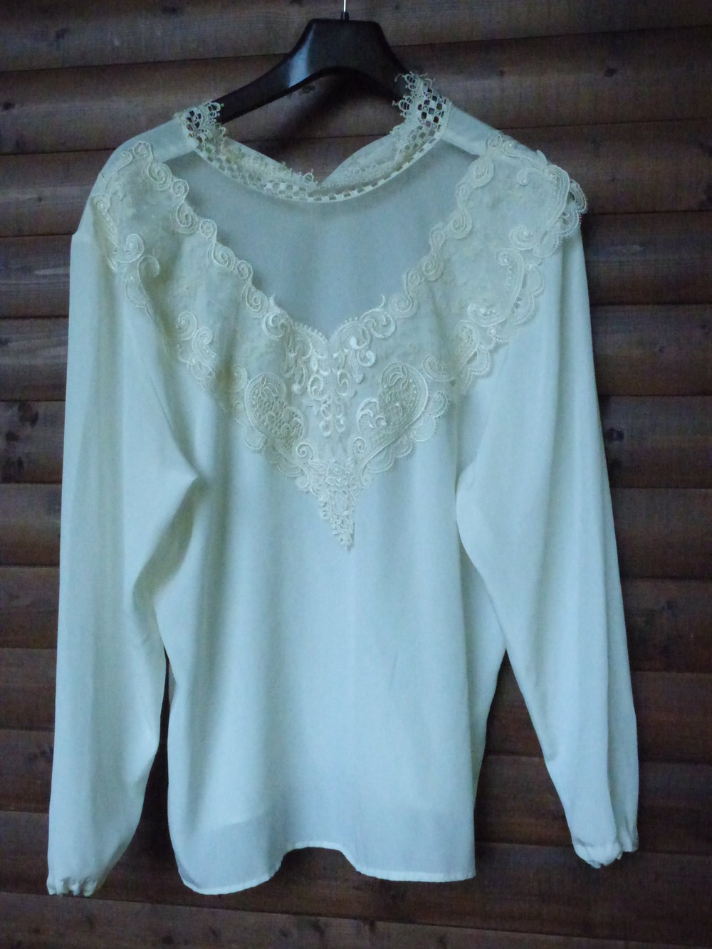 Hübsche Retro-Bluse mit Spitzenkragen
