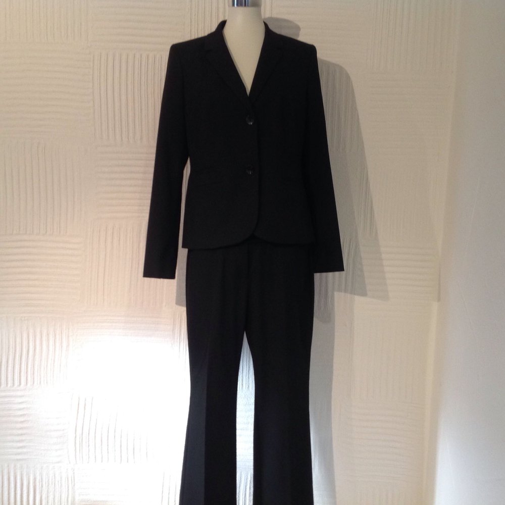 Schwarzer Hosenanzug - Größe 40 - Kurzgröße - Blazer - Bundfaltenhose 