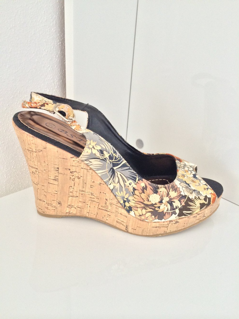 Goldene Sling Wedges mit Keilabsatz