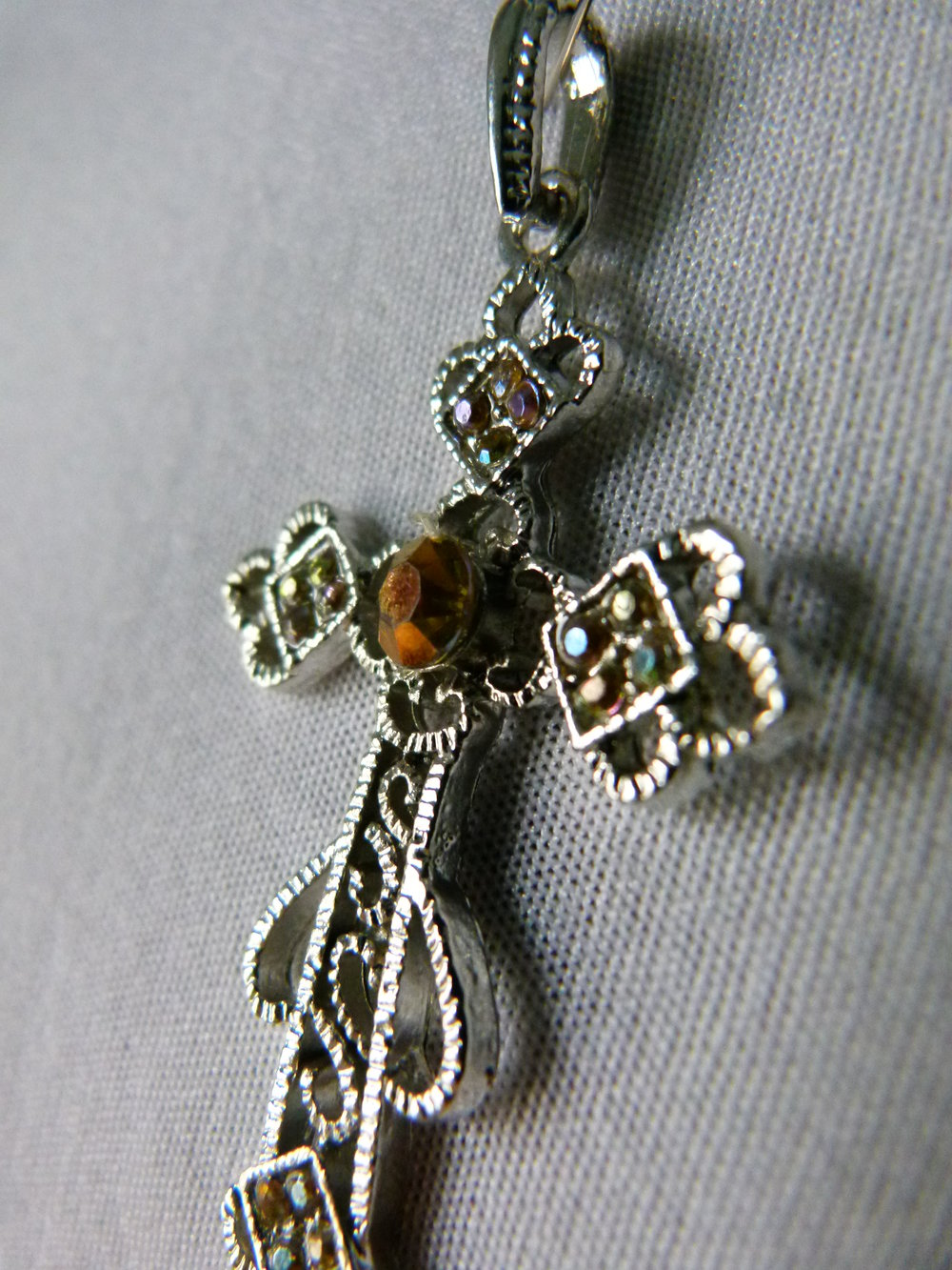 Großer Kreuz Anhänger, silberfarbenes Metall mit Strass, Boho Mori Gothic
