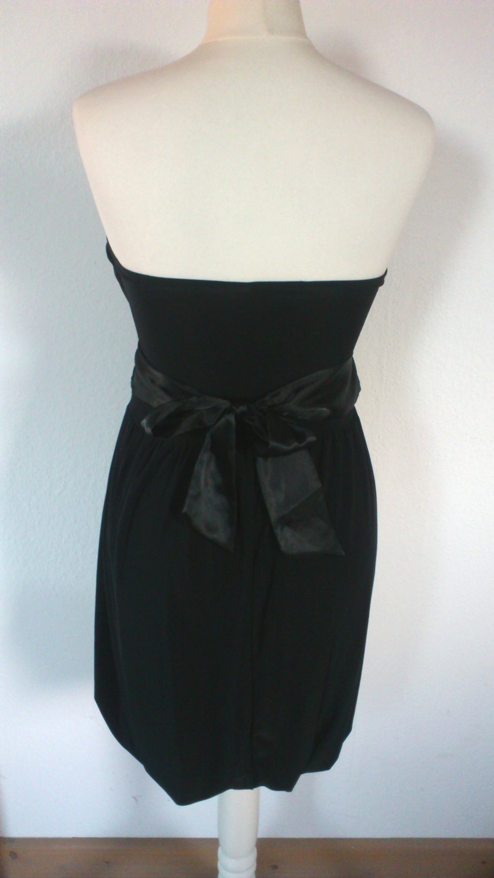 Schwarzes festliches Kleid Größe XS S M 34 36 38 knielang Skinwear Schleife