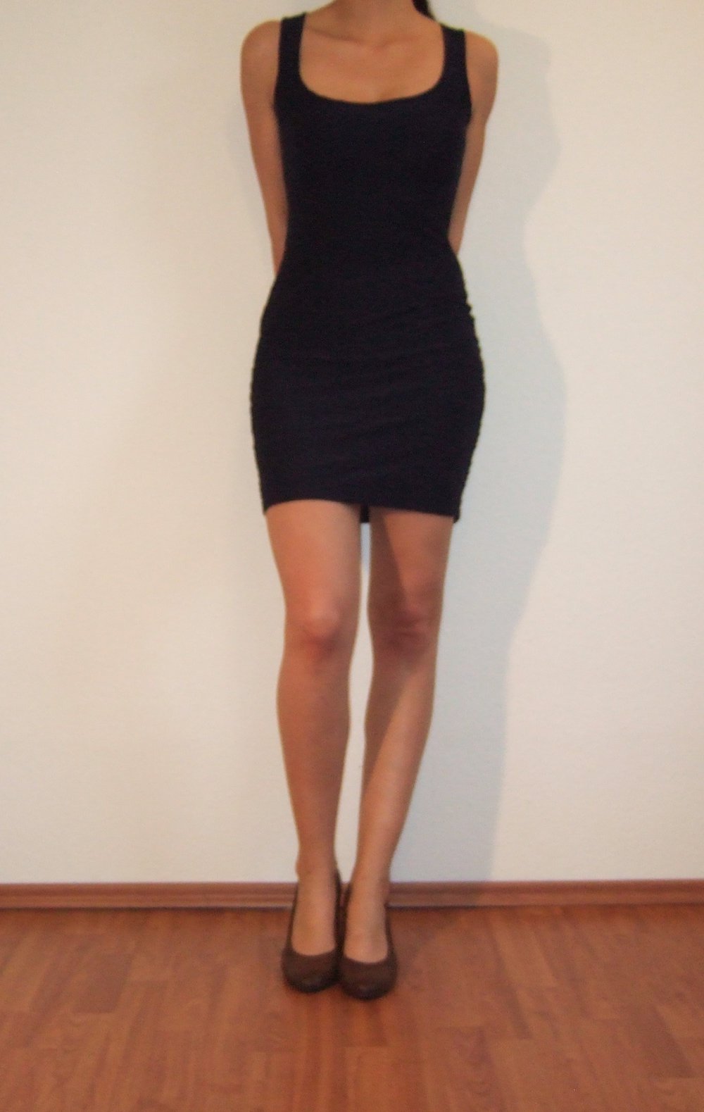 Enges blaues Kleid