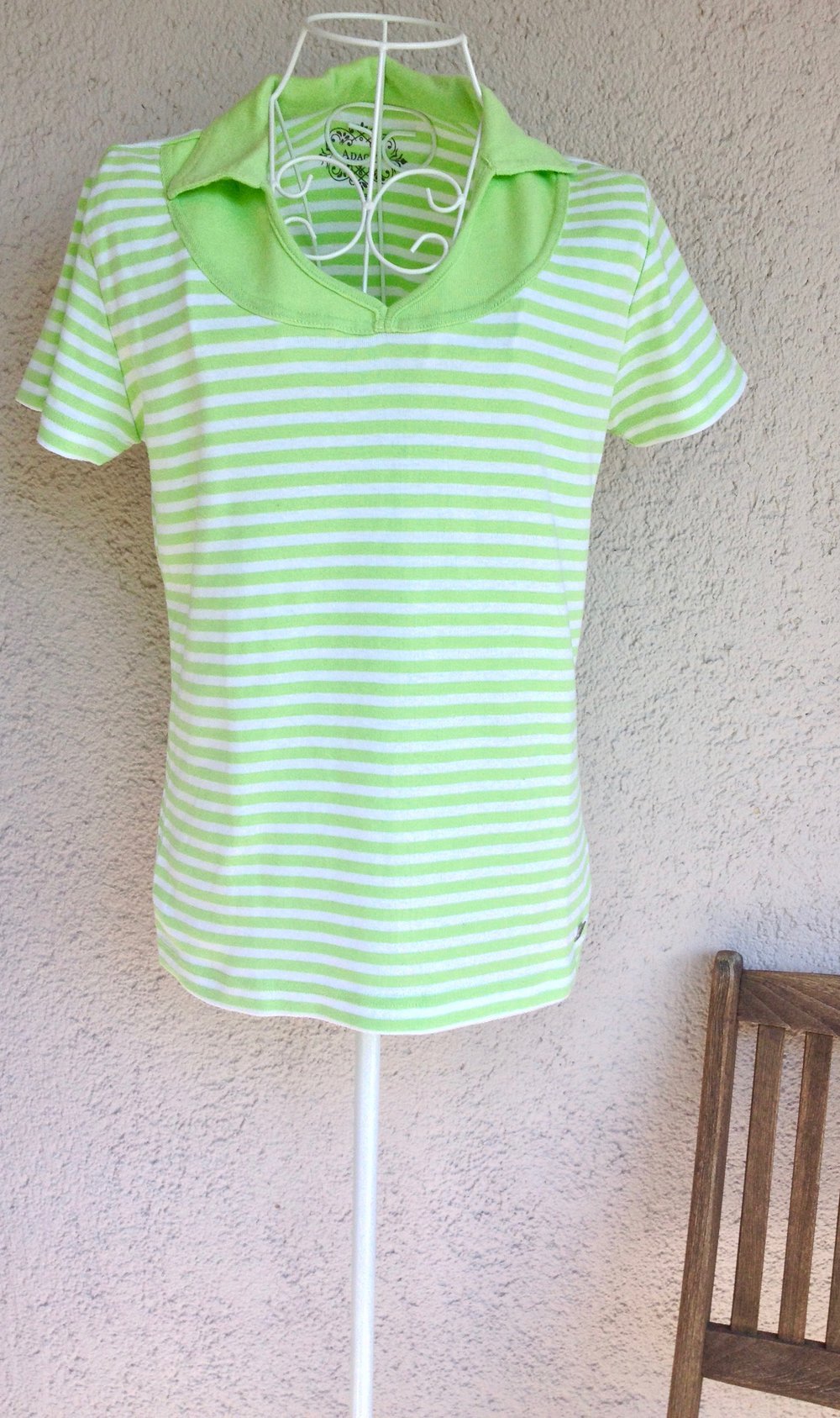 Schönes Streifenshirt mit Kragen in sommerlichen Farben