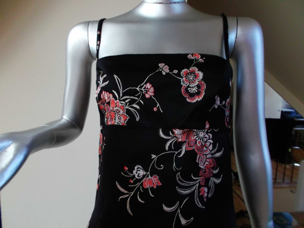 Nicowa Partykleid Rückenausschnitt Blumen glänzend