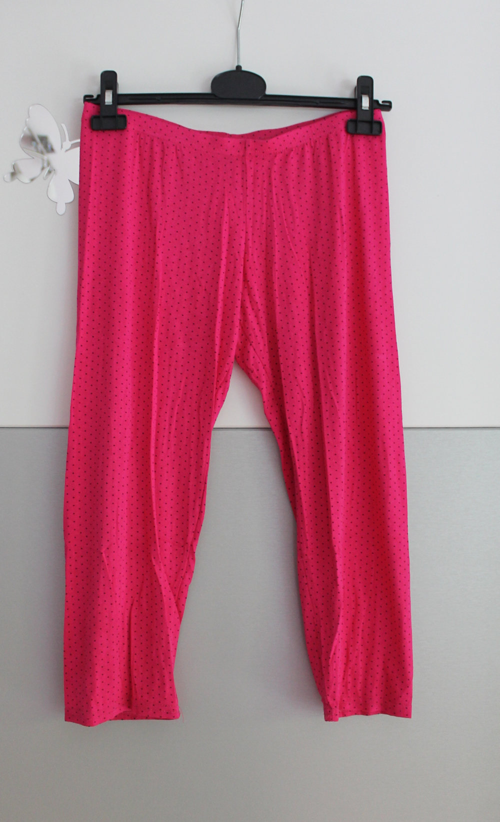 knallige  Capri - Leggings in leuchtendem Pink mit Punkten
