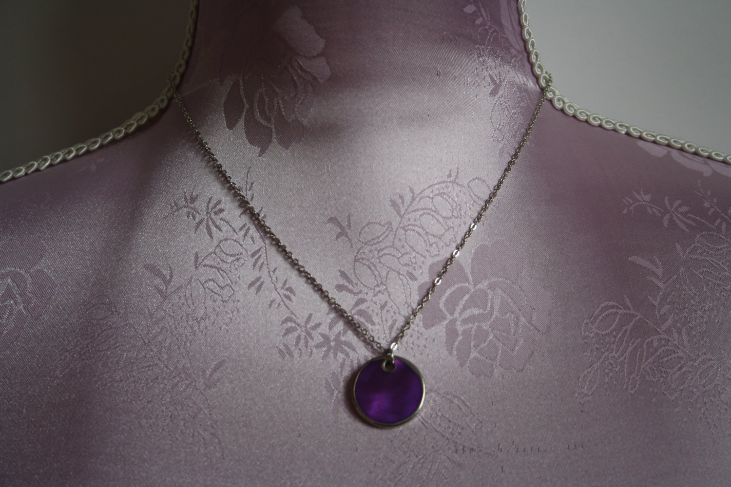 * kurze Kette silber mit lila Plättchen