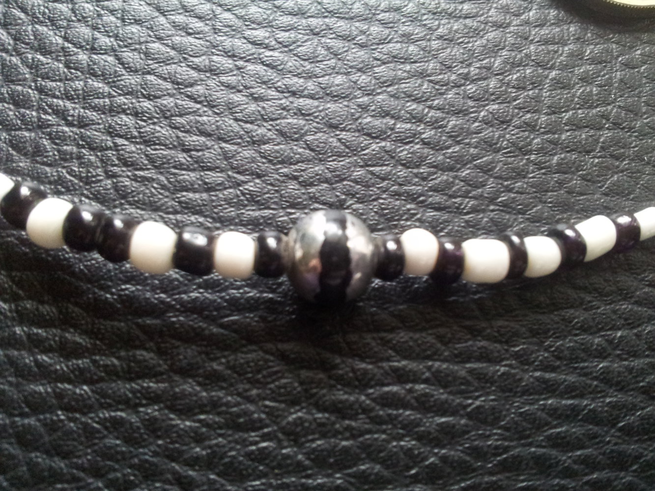 Modeschmuck Kette Perlen weiß schwarz Drehverschluss