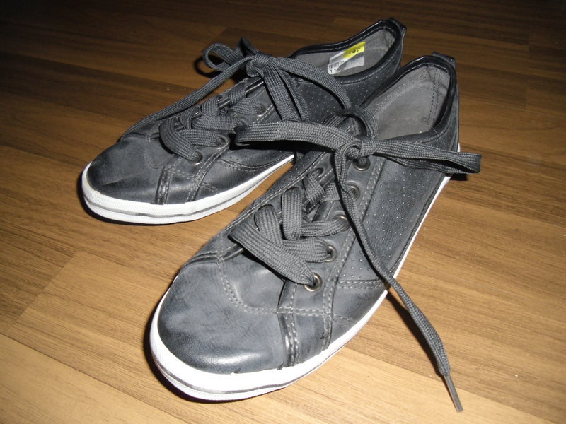 Graue Sneakers