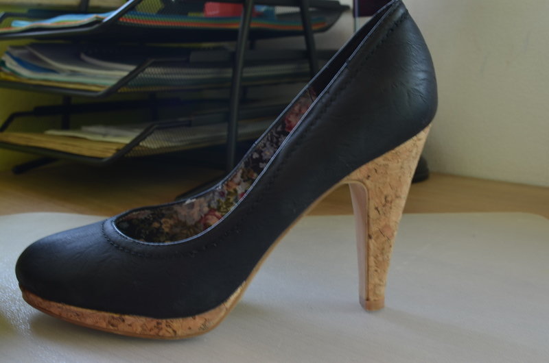 schwarze Hohe Schuhe mit Korkabsatz