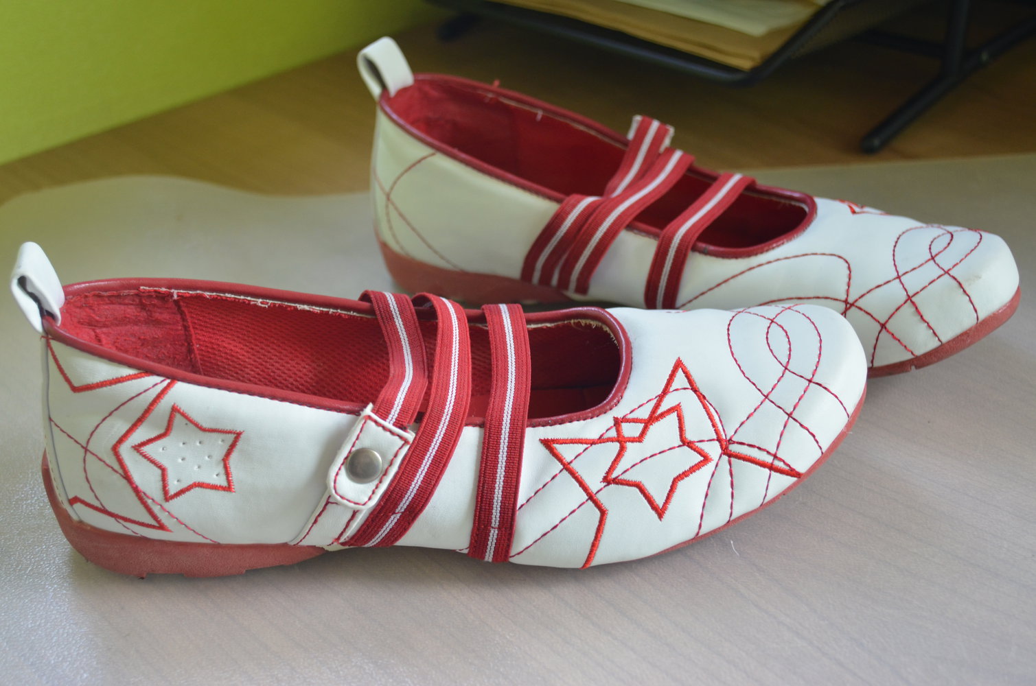Weiß rote Ballerinas mit Sternen